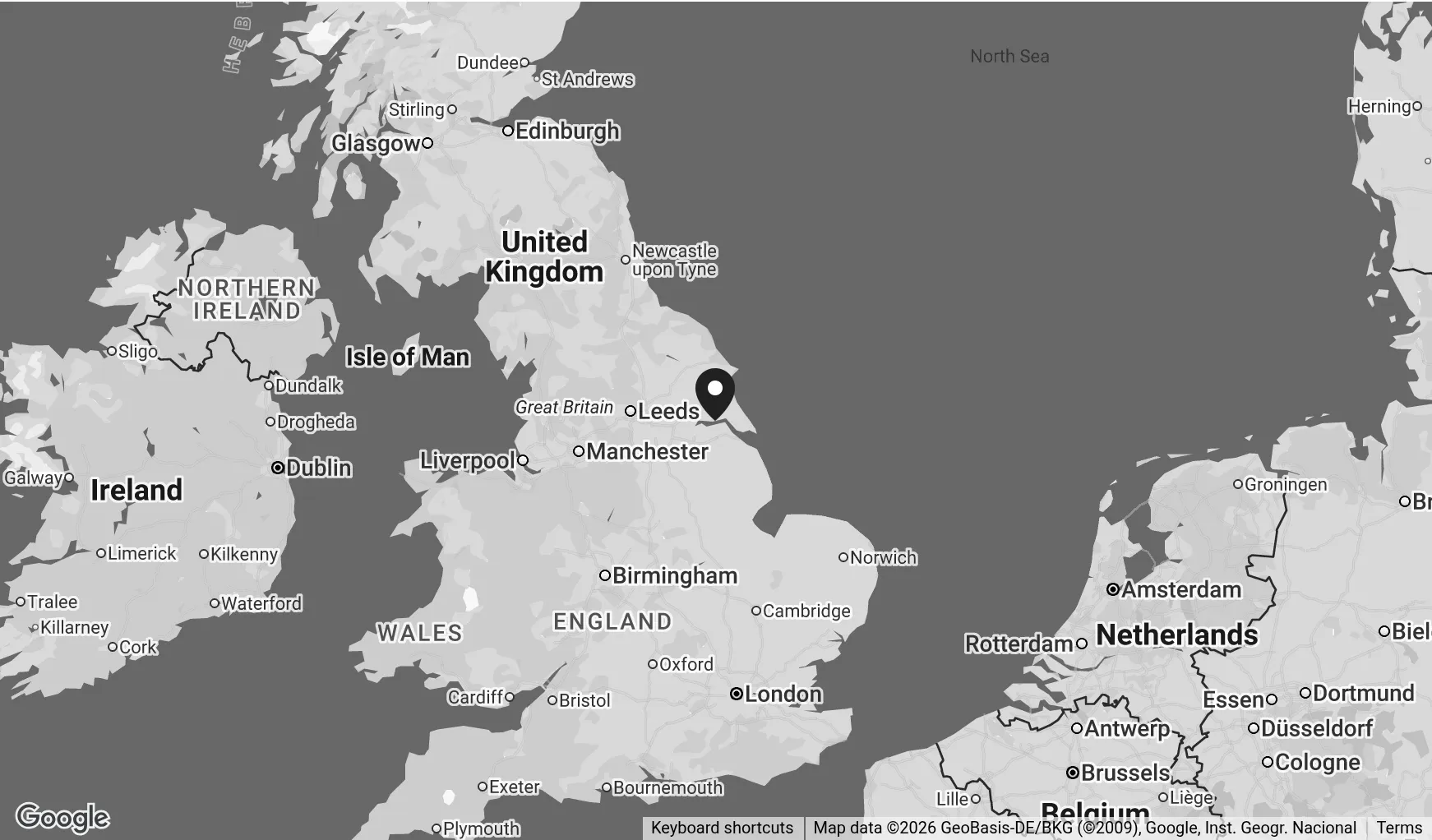 Greyscale map of the UK and Ireland with a pin on Hull